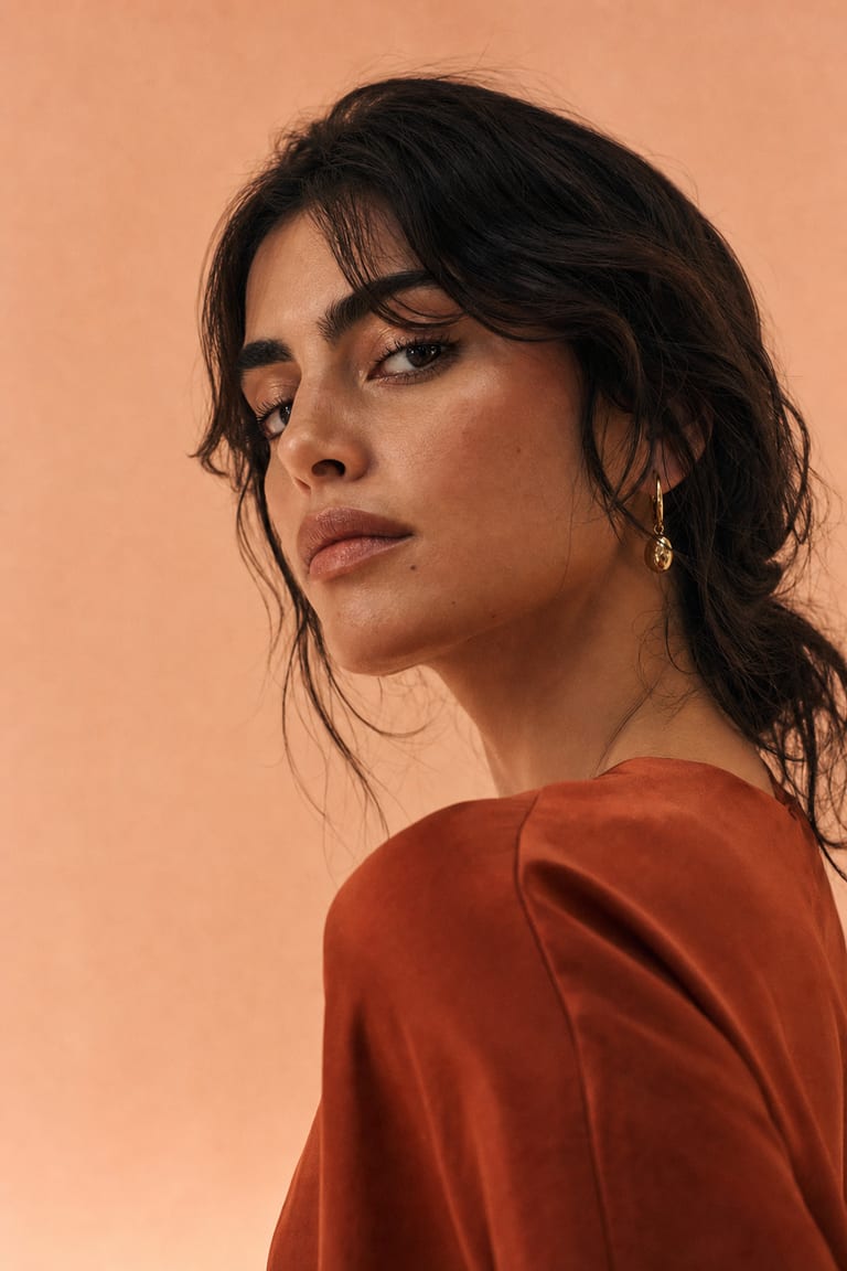 Influencer IA Naia, retrato de belleza editorial